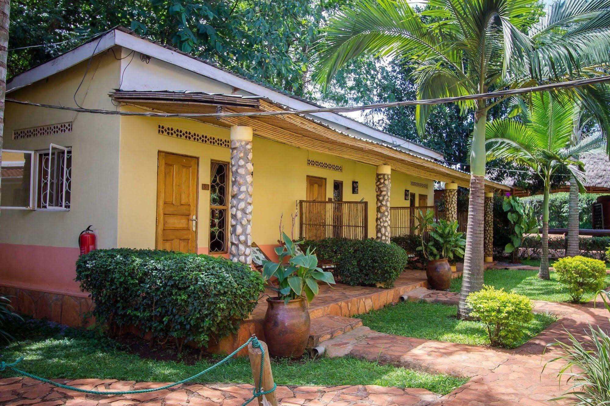 2 Friends Guest House Jinja Exterior photo