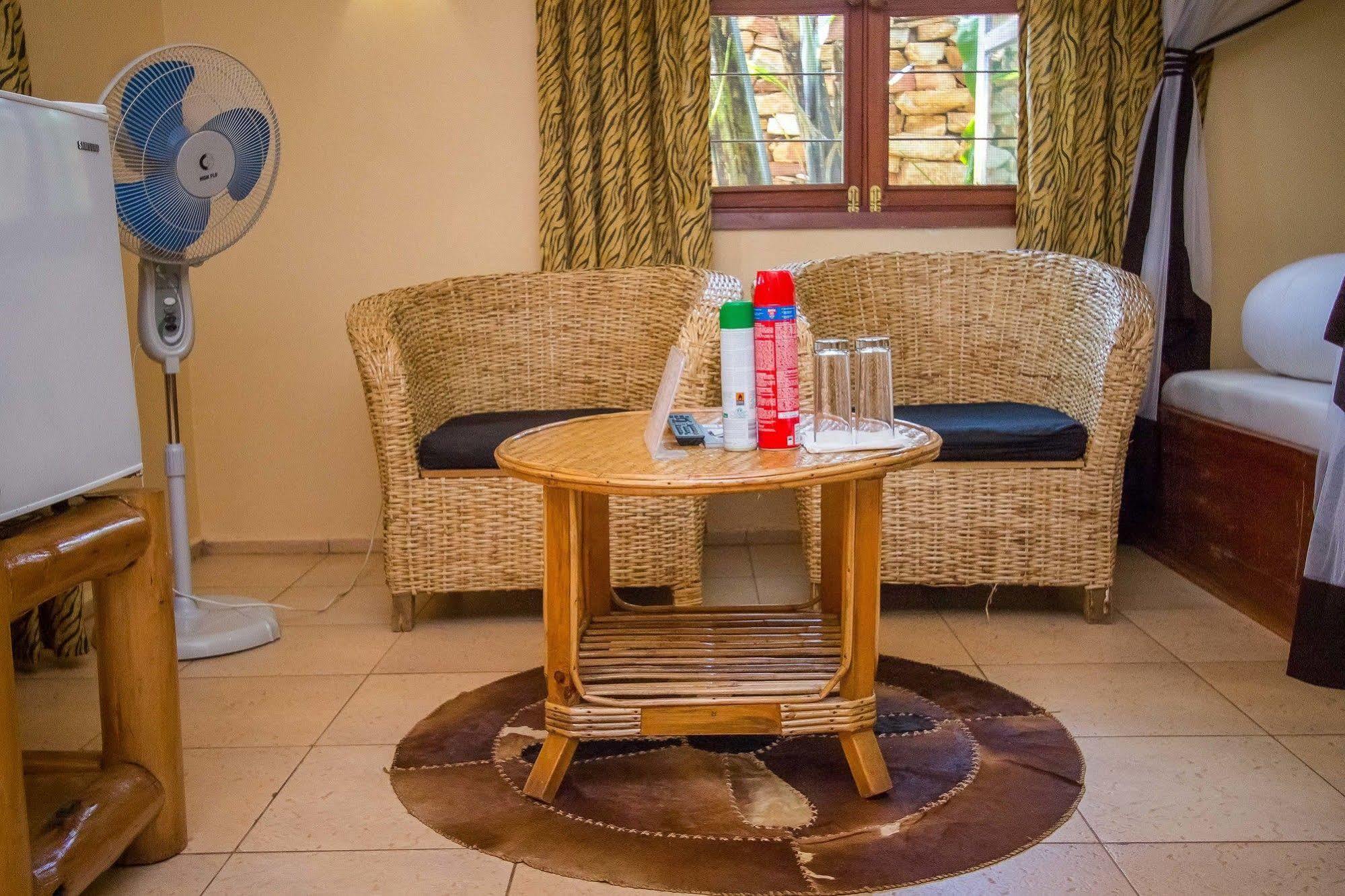 2 Friends Guest House Jinja Exterior photo