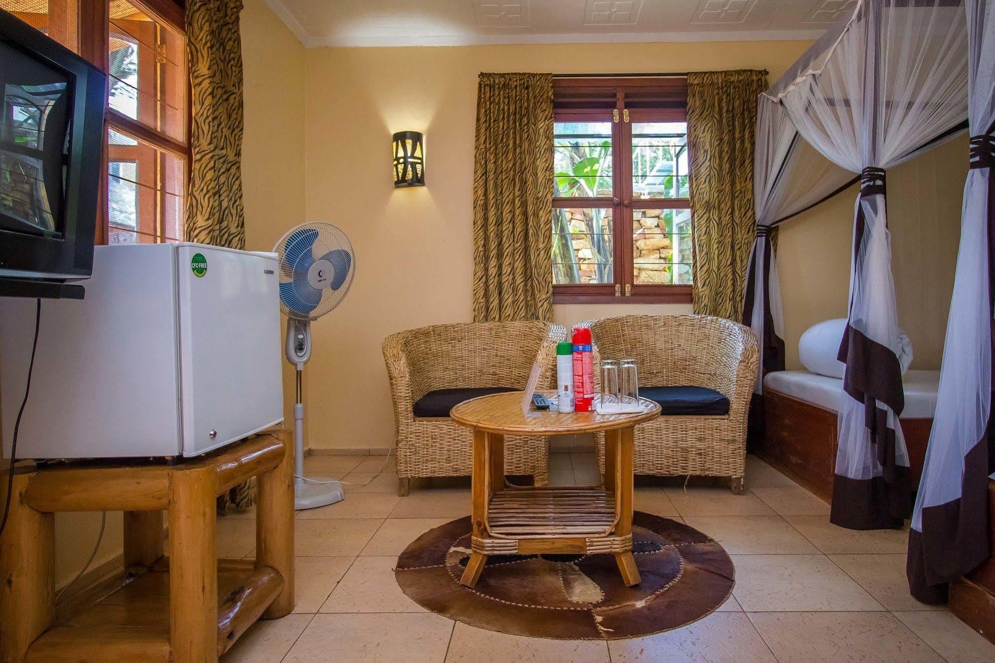 2 Friends Guest House Jinja Exterior photo