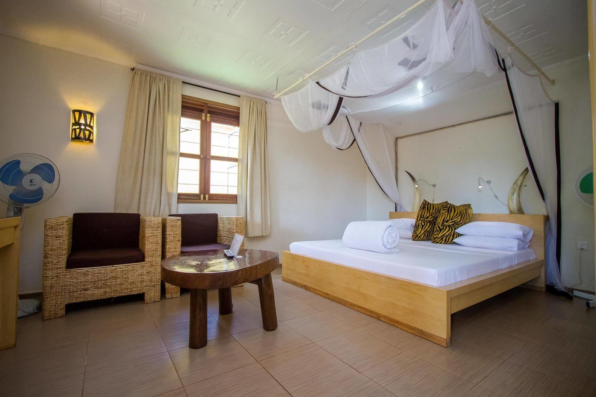 2 Friends Guest House Jinja Exterior photo