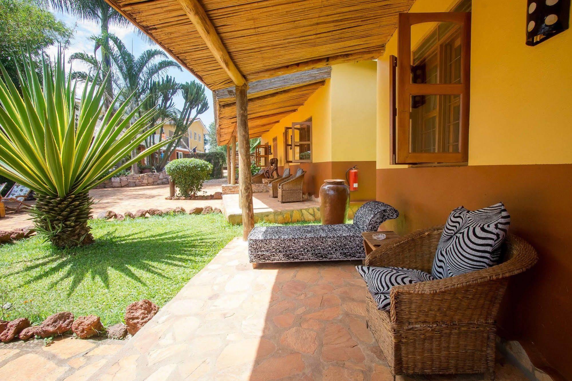 2 Friends Guest House Jinja Exterior photo