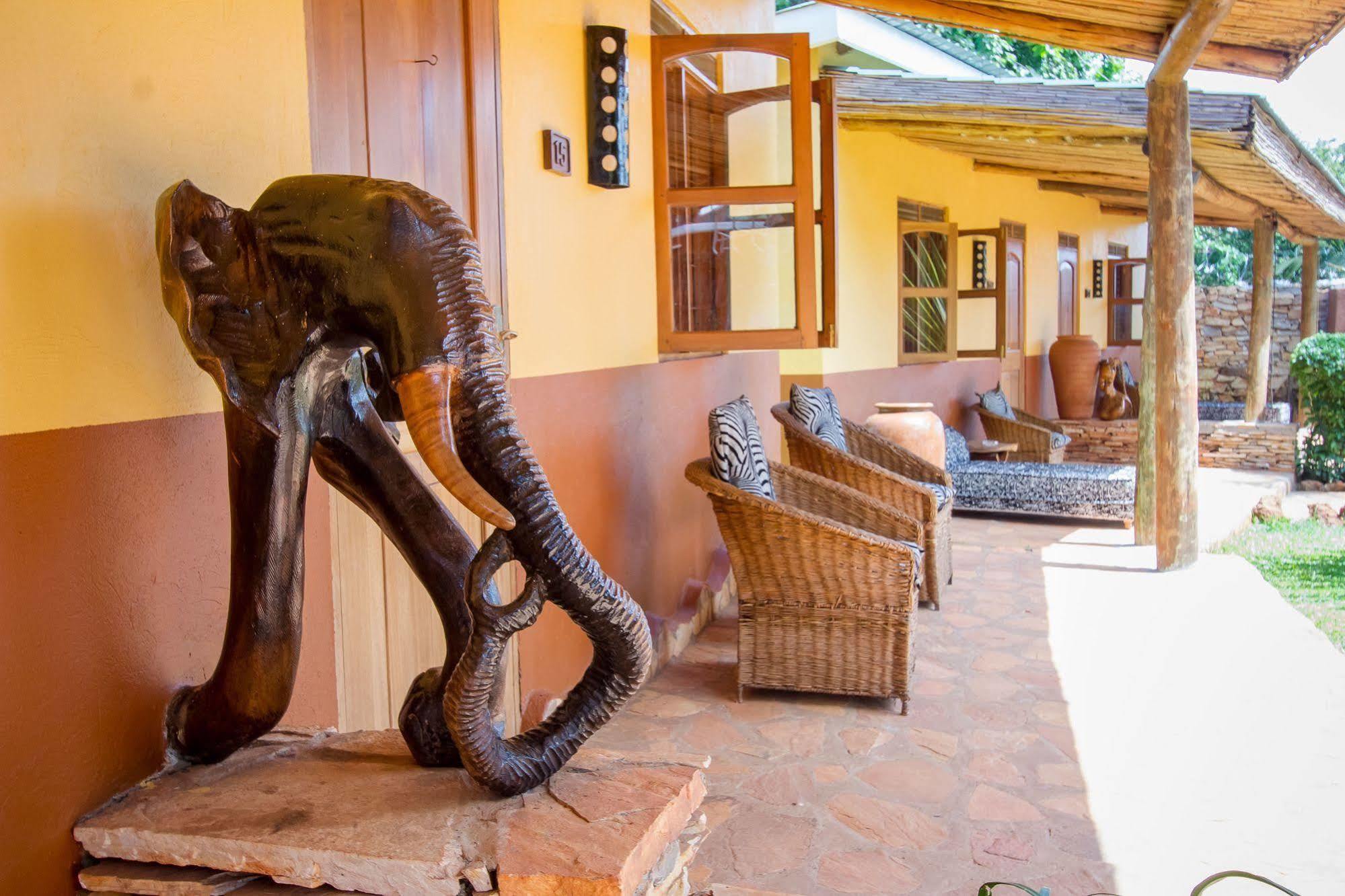 2 Friends Guest House Jinja Exterior photo
