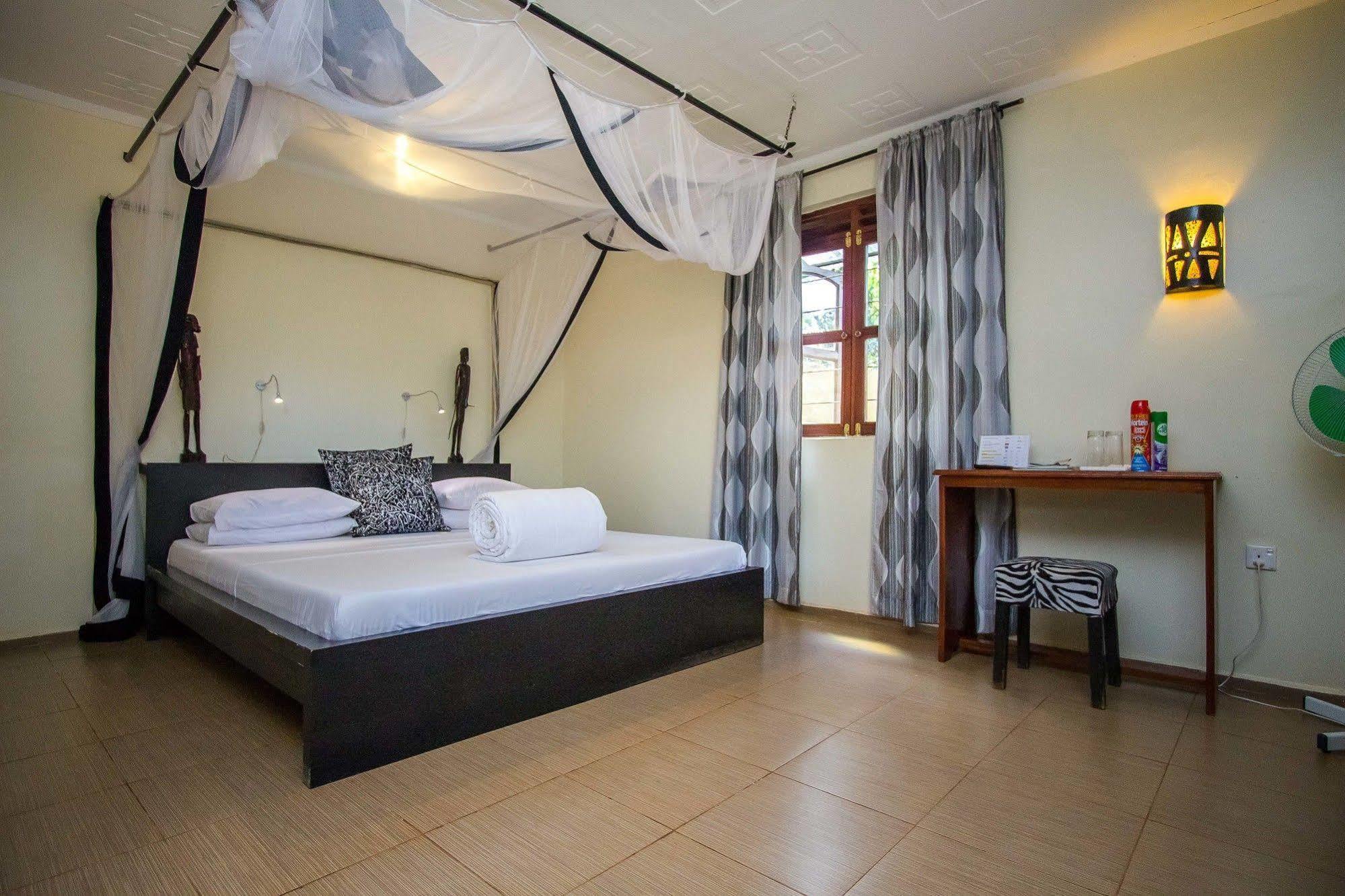 2 Friends Guest House Jinja Exterior photo