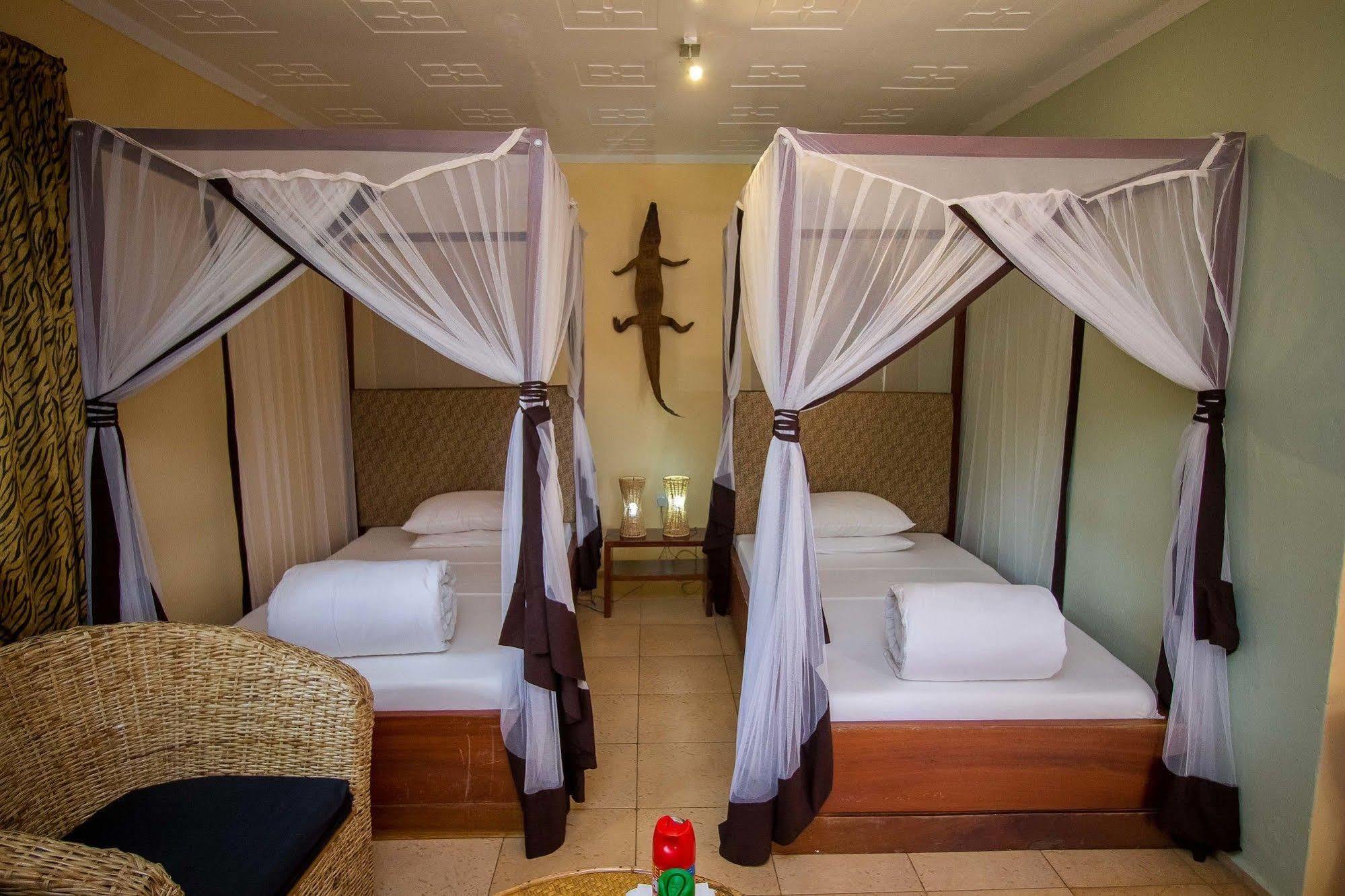 2 Friends Guest House Jinja Exterior photo